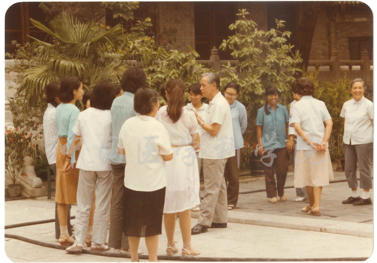 顧院長和學生親切交談-恢復四年制大學護理系第一班學生入學教育-8-SX-JX-79.jpg