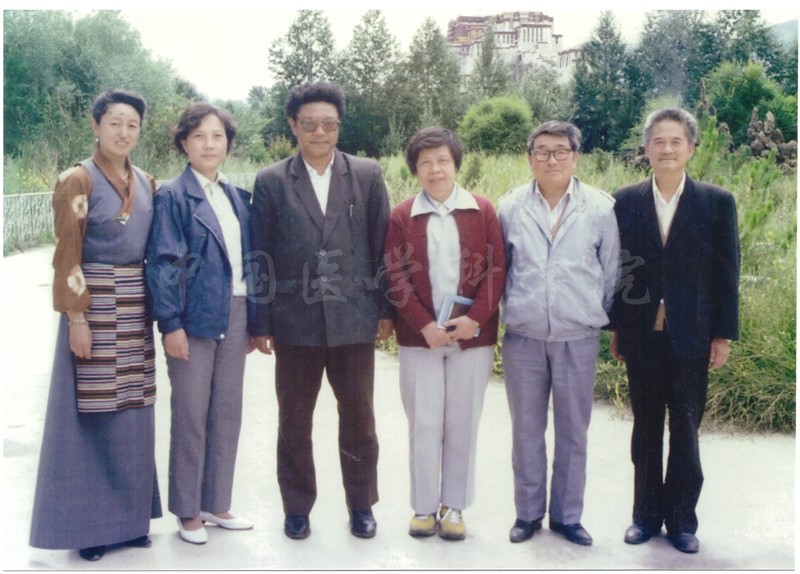 1990年副院校長(zhǎng)戴玉華領(lǐng)隊(duì)慰問對(duì)口支援西藏自治區(qū)人民醫(yī)院的醫(yī)療隊(duì)員_副本.jpg