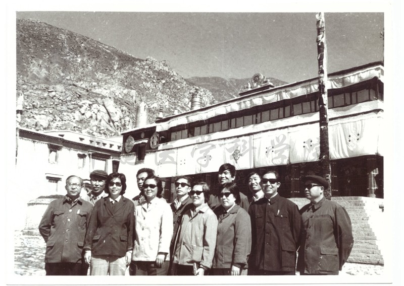 1984年第一批對口援藏醫(yī)療組成員合影_副本.jpg