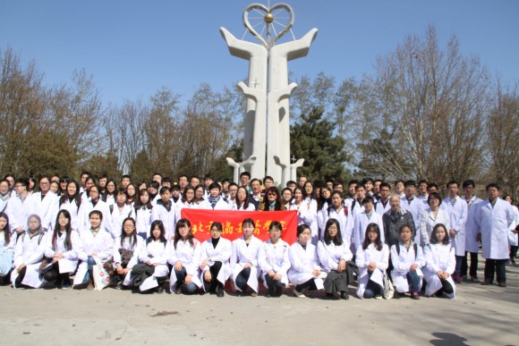 我校2013級醫大師生合影