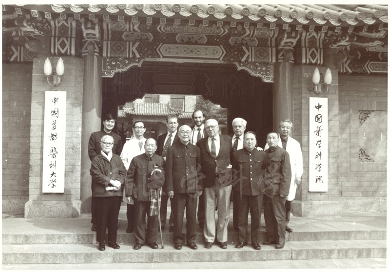 黃家駟等和外賓在校門口合影-8-SX-1-WSHD-4_副本.jpg