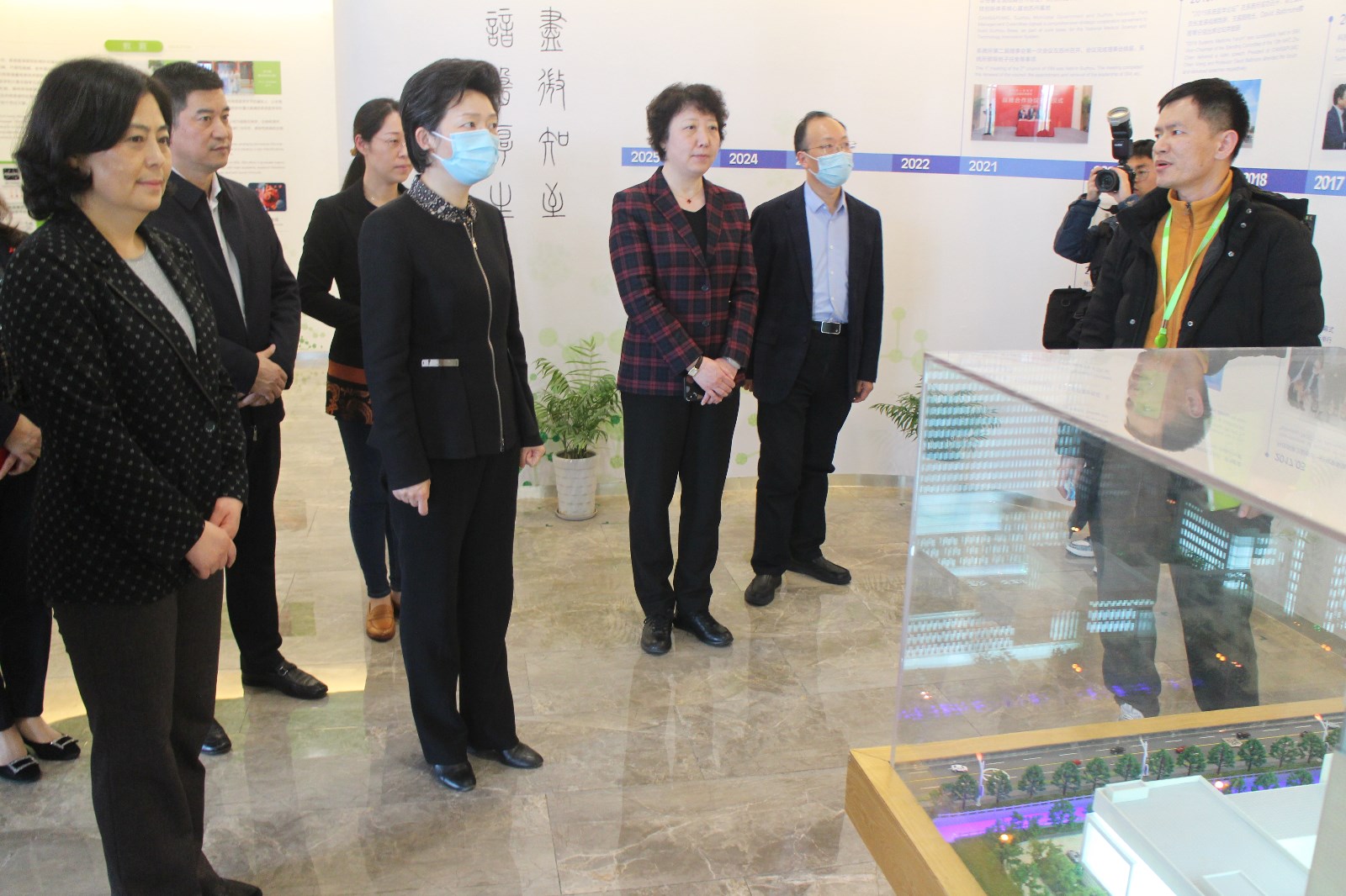 譚穎參觀.jpg