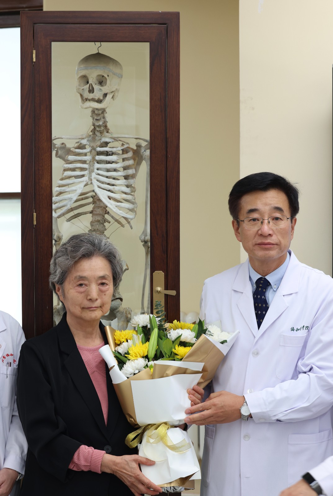 王辰院校長贈花.jpg