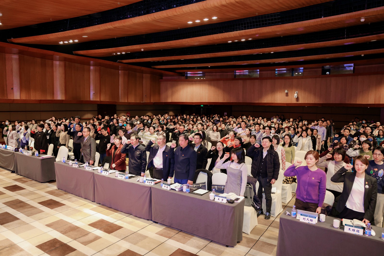 9.全體黨員起立宣誓.JPG