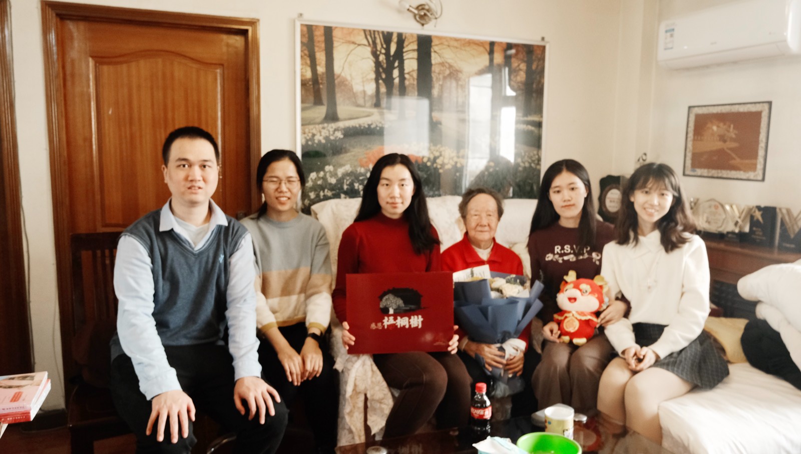 梧桐會志愿者探訪鮑秀蘭老師合影.jpg