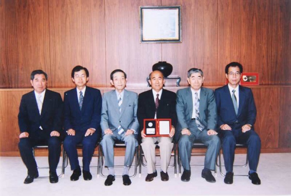 韓銳被日本富山醫(yī)科藥科大學(xué)校長授以名譽(yù)博士稱號(hào)s