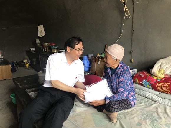 慰問貧困戶2