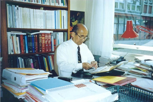1995年在巴黎Armand教授辦公室內(nèi)準(zhǔn)備幻燈片S